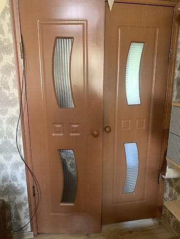 Межкомнатные двери, комплект. Срочно продаю одну дверь за 400 недорого — 1