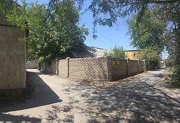 Продается дом с огороженным участком в частном секторе. Описание: -
