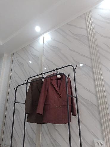 Женские пиджаки классического кроя - Длина до бедра, полуприлегающий