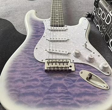 Гитары: Электрогитара Strat с ярким фиолетовым градиентом на топе и белым — 6