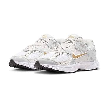 38: Кроссовки Nike (модель в беговом стиле) — белые с золотым Swoosh. - — 1