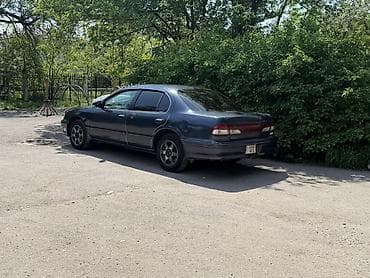 Седан бизнес‑класса с правым рулём. Темно‑серый цвет, 4 двери