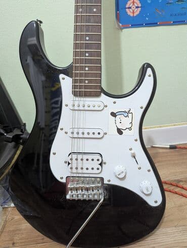 Электрогитара Yamaha EG 112C в черном цвете с белой накладкой