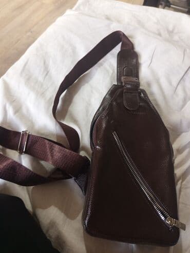 Сумка‑слинг через плечо, кожзам, темно‑коричневый цвет. - Компактный
