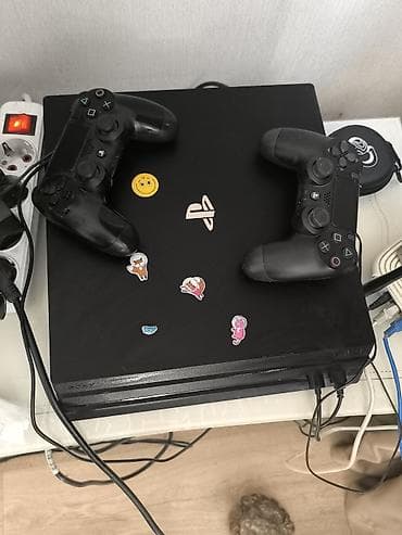 Игровая приставка Sony PlayStation 4 (версия Slim) с двумя