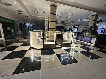 зеркало на подставке: Продаю витрины 🔹 2 прямых витрин 110 см длина 🔹 4 угловые витрины 🔹 — 3