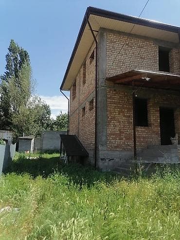 таунхаусы: В Бишкеке продаются 2 таунхауса, участок 10 соток, три этажа, площадь — 8