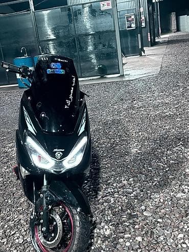 Скутер Storm (черный) с яркой передней LED-оптикой и высоким