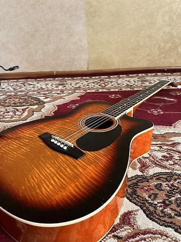 Акустическая гитара с вырезом (cutaway), форма корпуса —