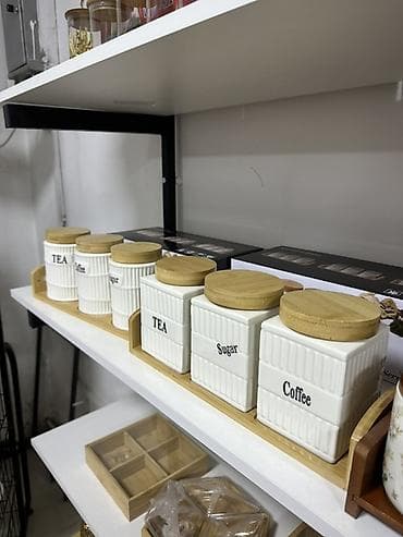 solutions elementary: Набор керамических банок для кухни с деревянными крышками и подносом — 1