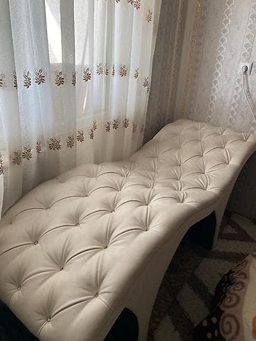 Кресло-шезлонг с каретной стяжкой - Эргономичная волнообразная форма