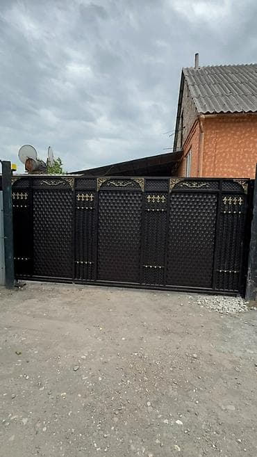 железные вароты: Кованые распашные ворота из металла с декоративными вставками - — 1