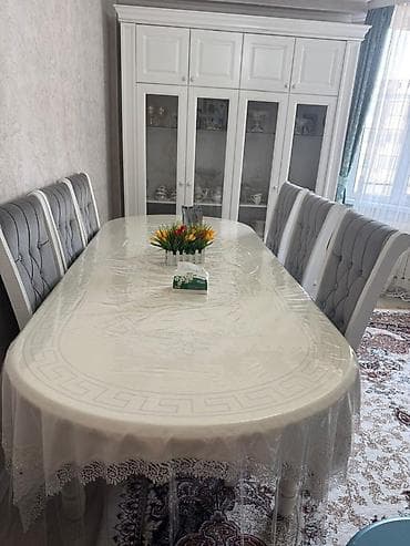 сервизы: Столовая гарнитура в классическом стиле. Состав: - Обеденный стол — 1