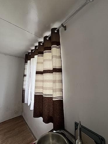 продаю коттеджи: Дом с участком. Одноэтажный дом с мансардной крышей, огороженная — 6