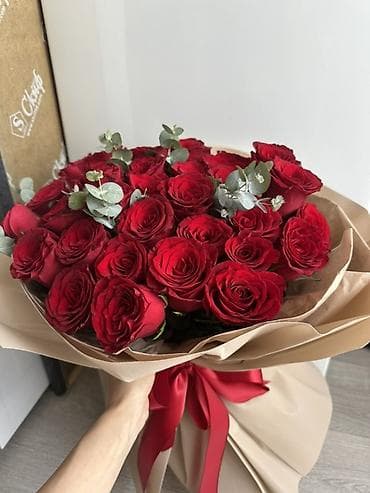 51 роза: Букет из красных роз с эвкалиптом подарили вчера вечером.
Продам — 1