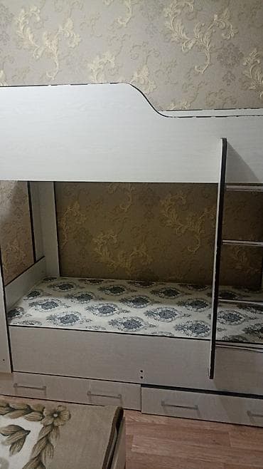 Двухъярусная кровать из ДСП светлого оттенка со встроенными ящиками