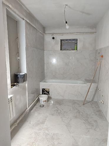 Перегородки на заказ: Ванная комната с отделкой под мрамор: керамогранит на полу и стенах — 1