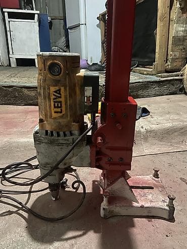 Алмазная дрель (установка алмазного бурения) LEIYA на стойке. -