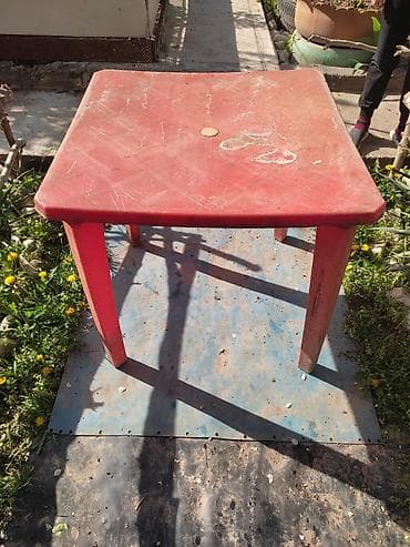 пластиковые домики: Продам пластиковый стол немного прогнулся но целый.

 цена 500с — 2