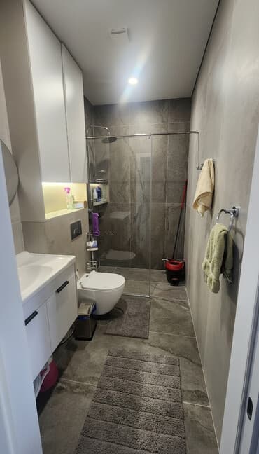 Душевая кабина с ограждением из закалённого стекла для ванной комнаты