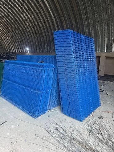 сетка 3д: Секции металлического сварного 3D-ограждения (панели) синего цвета. - — 2