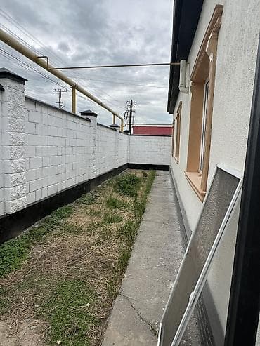 Үйлөр: 🏡 **Продается кирпичный Дом Район: ж/м Ак-Орго, Бишкек 🛏️ 4 комнаты — 8