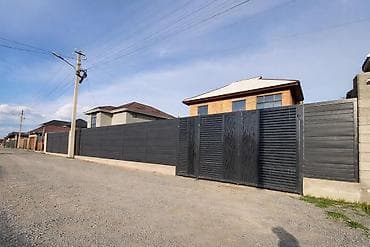 Үйлөрдү сатуу: 📍Биримдик куттан🏠эки кабаттуу кызыл кирпичтен үй сатылат. Үй эки — 1