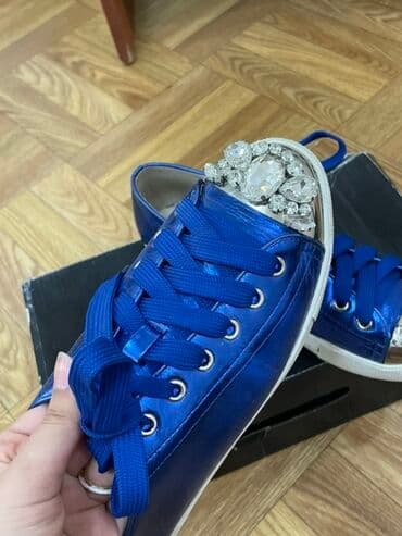 срочно продаю в связи с переездом: Синие кеды с декоративными камнями на носке. Шнуровка классическая, на — 2