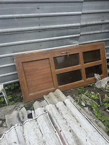 Деревянная дверь со вставками из тонированного стекла. Описание: -