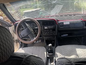 салон машины: Volkswagen Passat: 1988 г., 1.8 л, Механика, Бензин, Седан — 9
