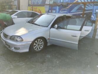 Toyota Avensis: 1998 г., 1.6 л, Механика, Бензиновая, Седан