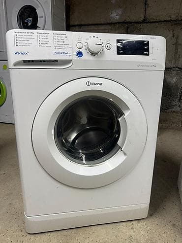 Стиральная машина Indesit с фронтальной загрузкой белого цвета