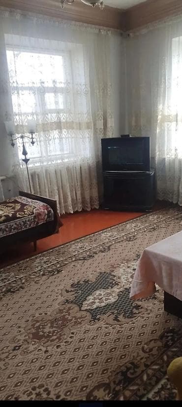 Үйлөр: 63 м², 3 бөлмө, Унаа токтотуучу жай, Забор, тосулган — 2