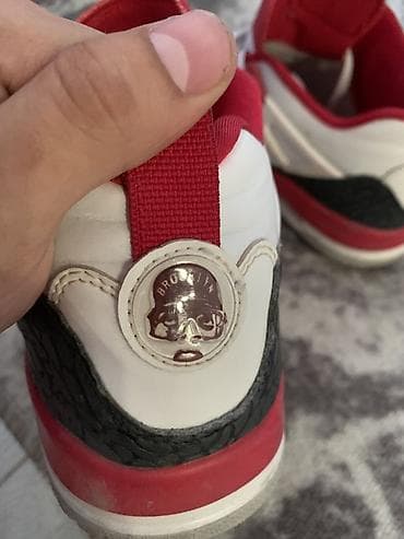 Продам оригинальные✅ 3 Jordan,размер 43,состояние 8/10,состояние — 8