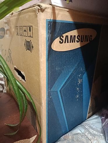 Телевизор Samsung средний, хорошо работает