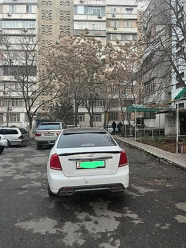 мало метражка: Белый седан компакт-класса с четырьмя дверями. Кузов и внешний вид: - — 4