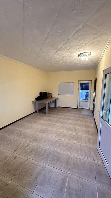 тынчтык ж м: Срочно сдаётся помещение
2 комнаты 
Есть ещё сарай, есть задний выход — 3