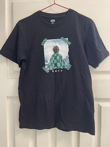 Футболка Uniqlo UT (линейка UT), размер XS. Черная, хлопок. На груди — at lalafo.kg Футболка Uniqlo UT (линейка UT), размер XS. Черная, хлопок. На груди —