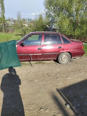 toyota sienna 2010: Автомобиль седан, 4 двери, бордовый цвет. Кузов с прямыми линиями — 1