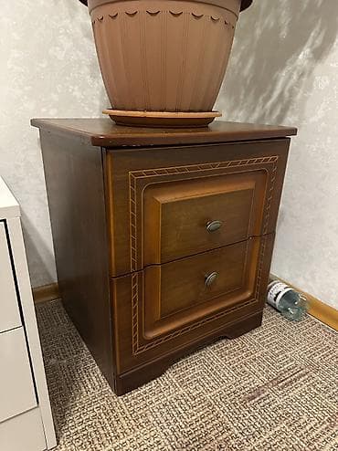 узкие прикроватные тумбочки: Тумбочка прикроватная с двумя выдвижными ящиками. Б/У. Продаю дешево — 4