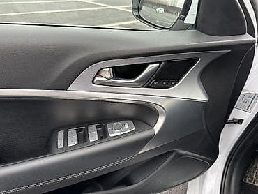 гитара корт: Genesis G70, белый седан бизнес-класса. Свежий перегон, машина — 9