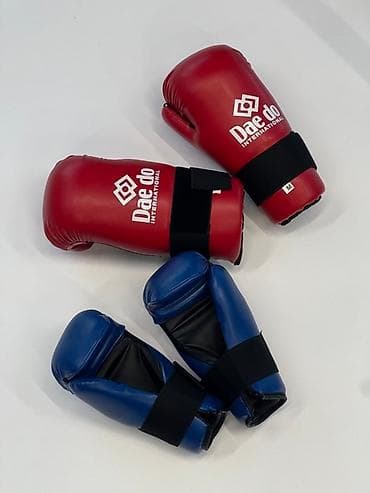Пара синих и пара красных перчаток для тхэквондо Daedo International