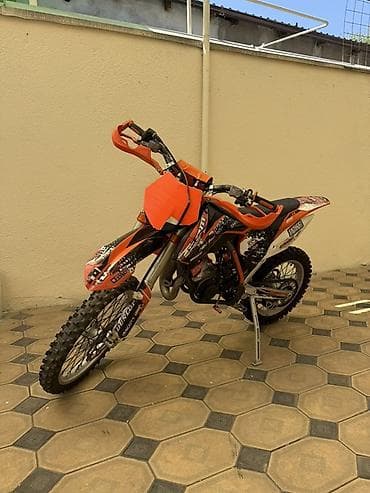 Эндуро/кросс мотоцикл в ярком оранжевом исполнении с полным