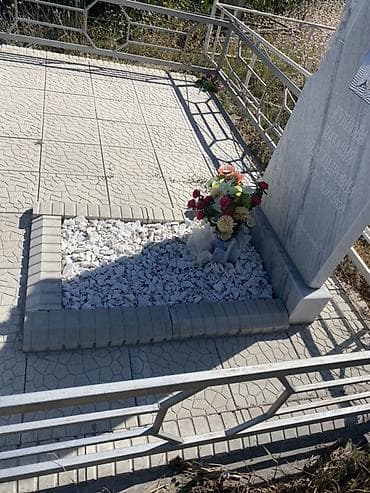 Услуги по строительству и ремонту: Благоустройство места захоронения. - Площадка вымощена виброплиткой — 1