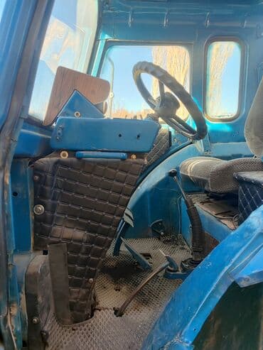 продаю в связи с переездом: Трактор колесный синего цвета с прицепом. Телешкасы менен сатылат — 10