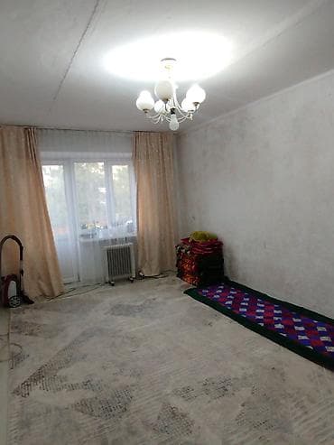 Комната в квартире - Просторная светлая комната с большим окном и
