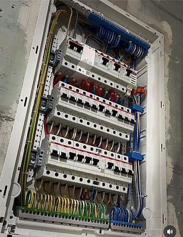 монтаж кровли: Электрический щит, ABB — 1