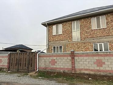 дома барачного типа: Продается двухэтажный кирпичный дом с металлической крышей и — 2