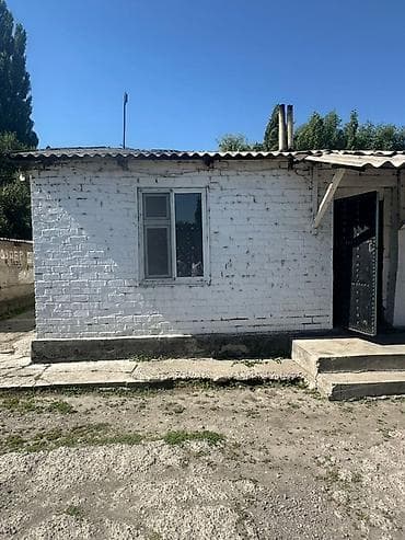 2 rooms: Небольшой одноэтажный дом из белого кирпич. Характеристики: - — 1