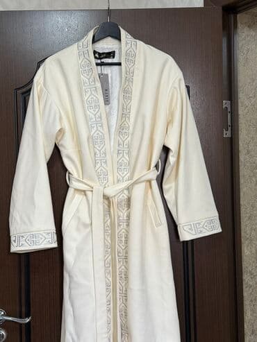 домашние халаты больших размеров: Длинный халат/чапан ALKUM (размер на бирке: 50). - Цвет: молочный — 1